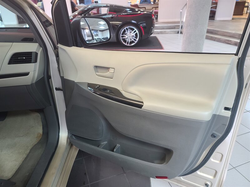 Used 2014 Toyota Sienna LE image 13