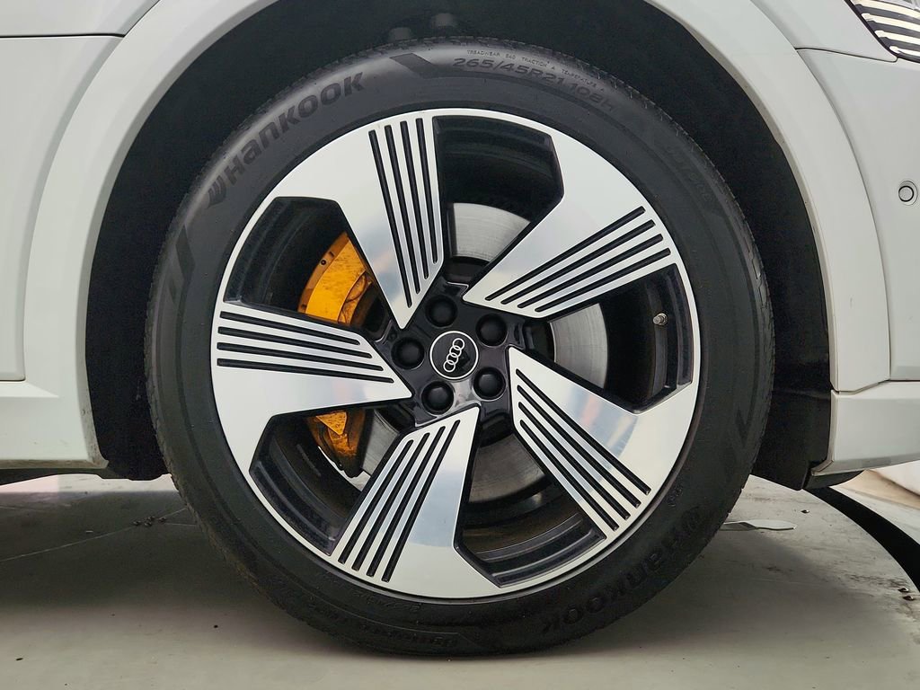 Used 2022 Audi e-tron Premium Plus image 38