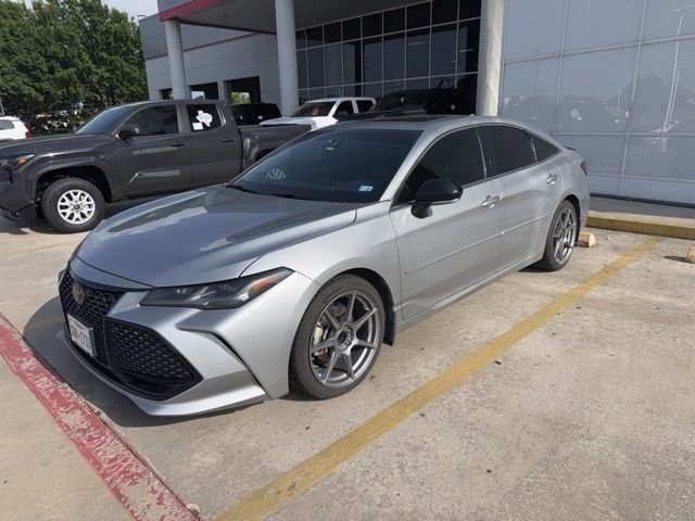 Used 2019 Toyota Avalon Touring FWD image 3