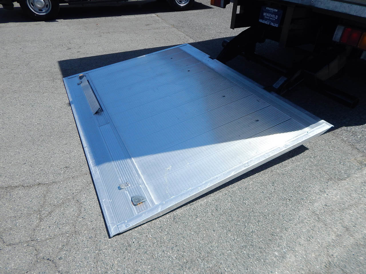 Used 2021 Isuzu NPR image 10