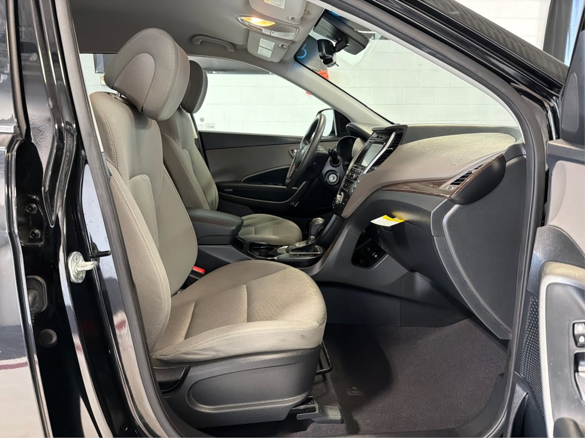 Used 2017 Hyundai Santa Fe SE AWD/4WD image 14
