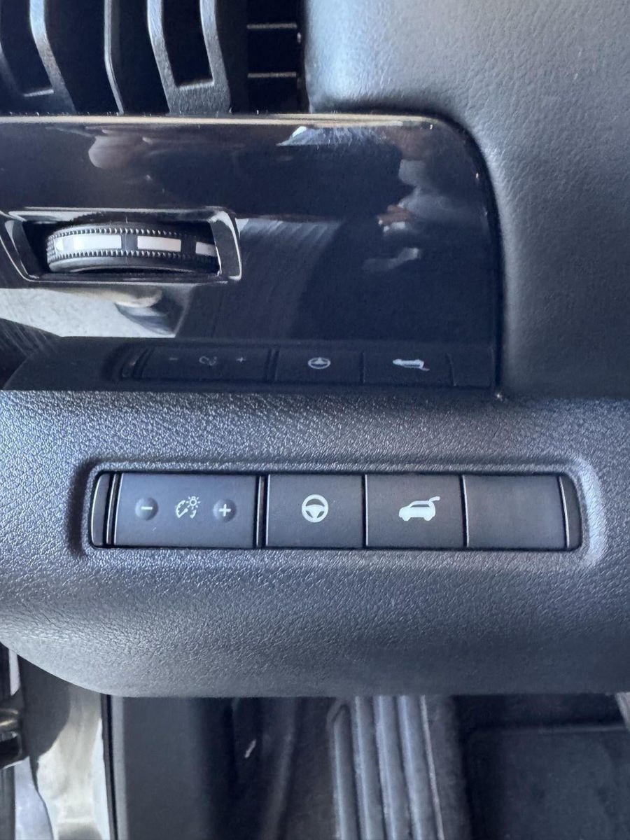 Used 2025 Nissan Pathfinder SV FWD image 9