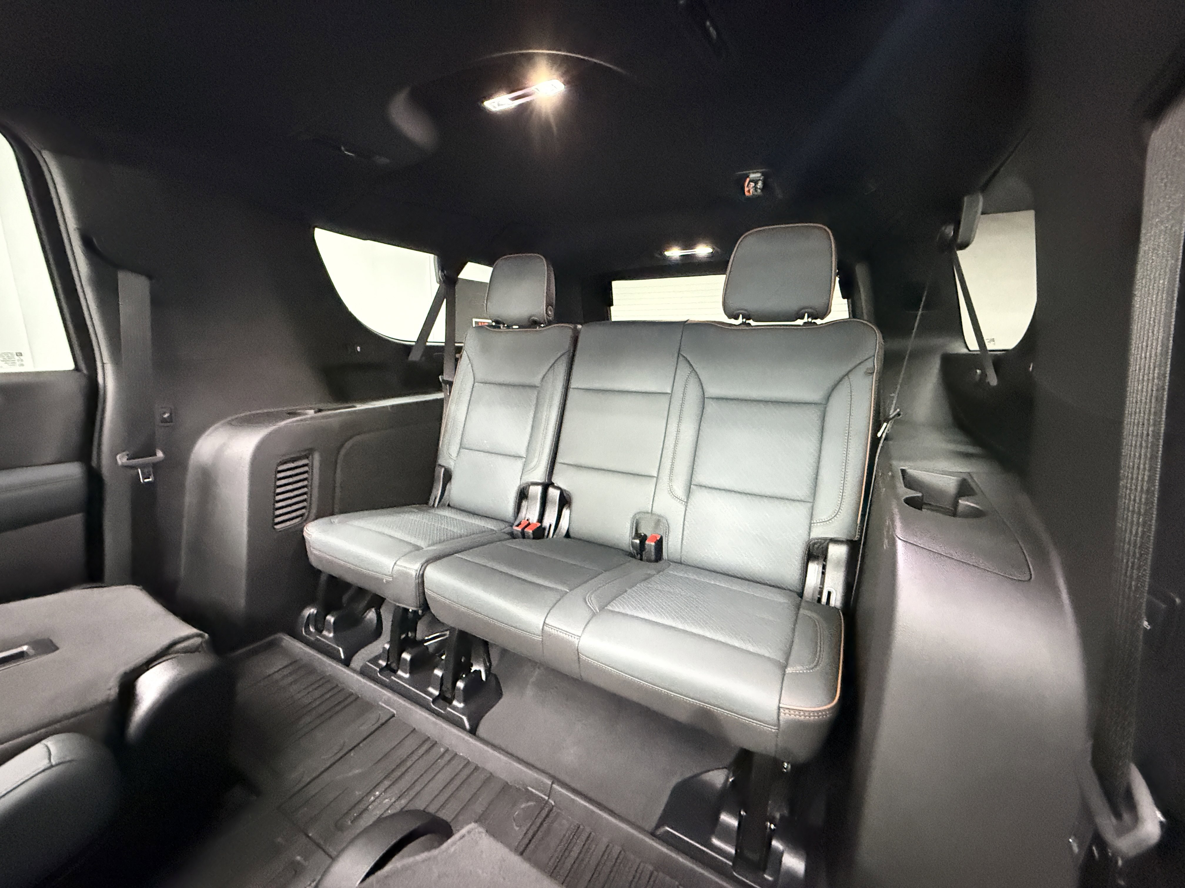 Used 2025 GMC Yukon XL AT4 image 30