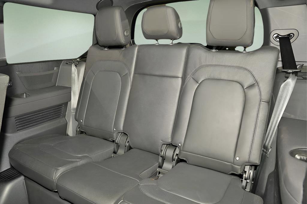 Used 2023 Land Rover Defender 130 SE image 12