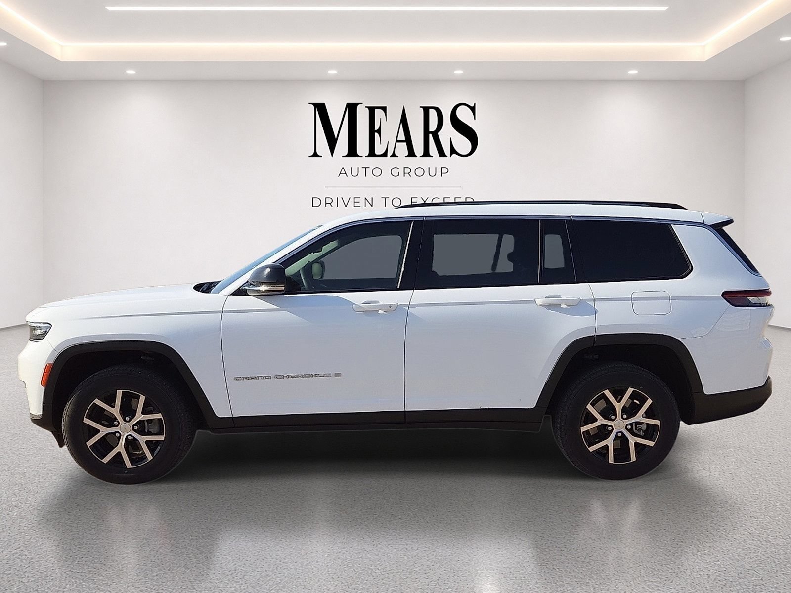 Used 2023 Jeep Grand Cherokee L Limited AWD/4WD image 2