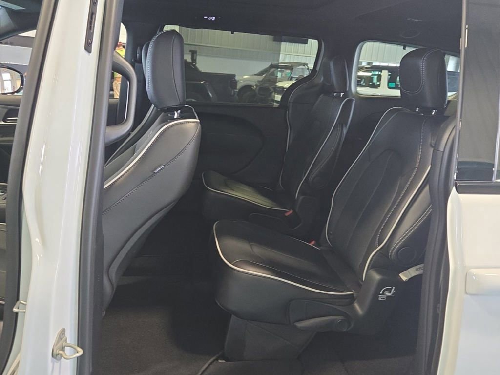 Used 2025 Chrysler Pacifica Limited image 6