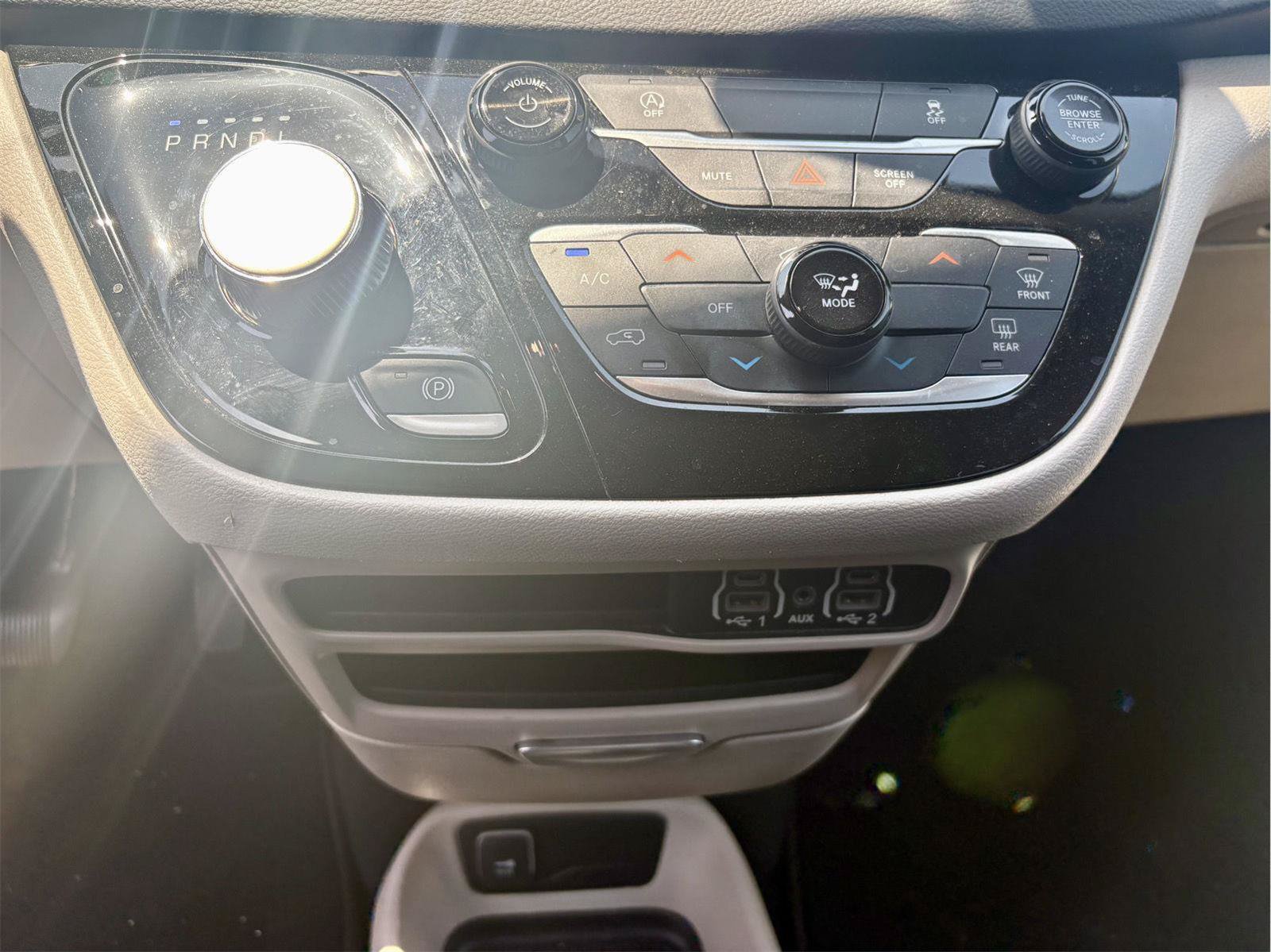 Used 2023 Chrysler Voyager LX FWD image 18