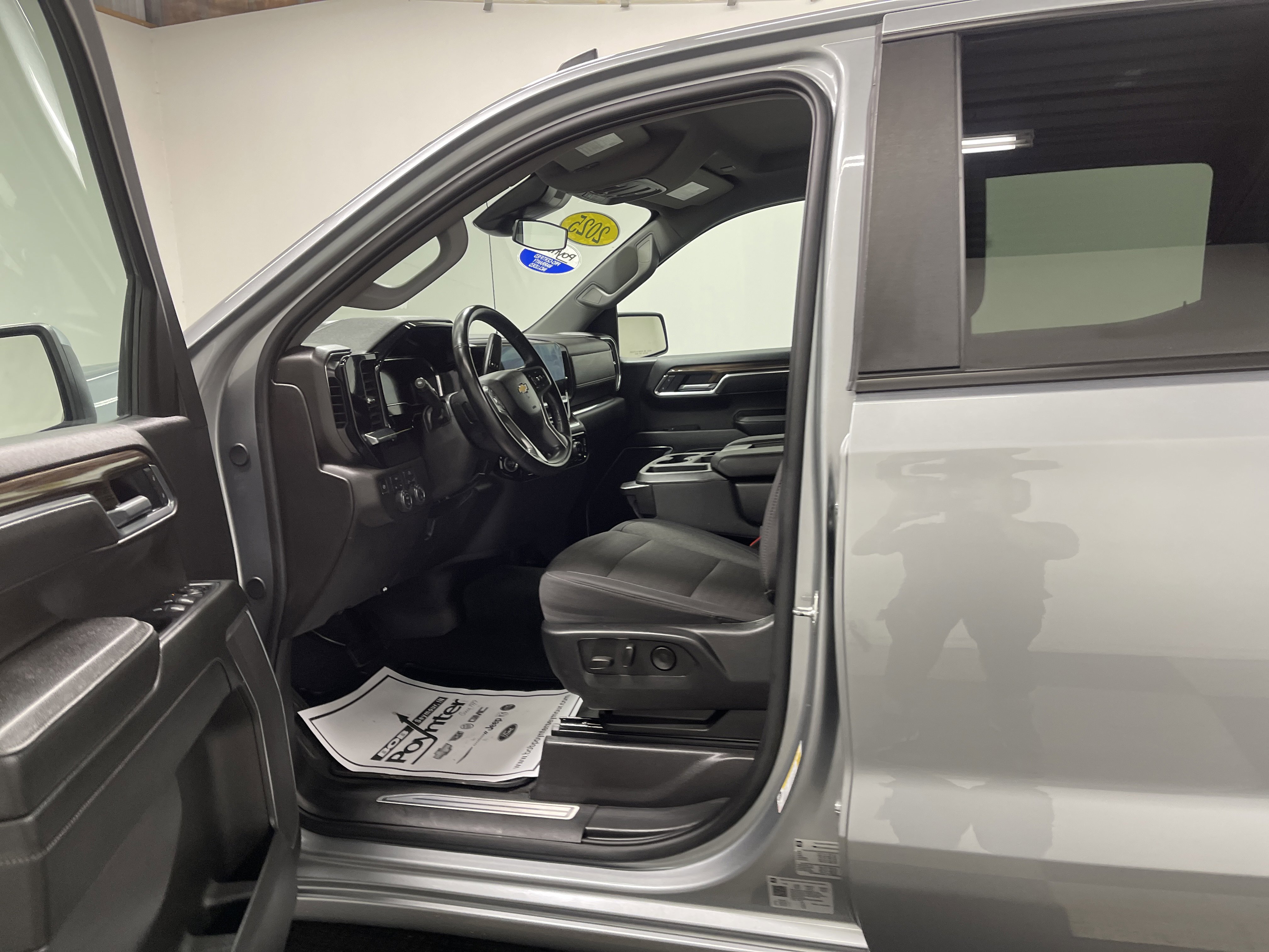 Used 2025 Chevrolet Silverado 1500 LT image 9