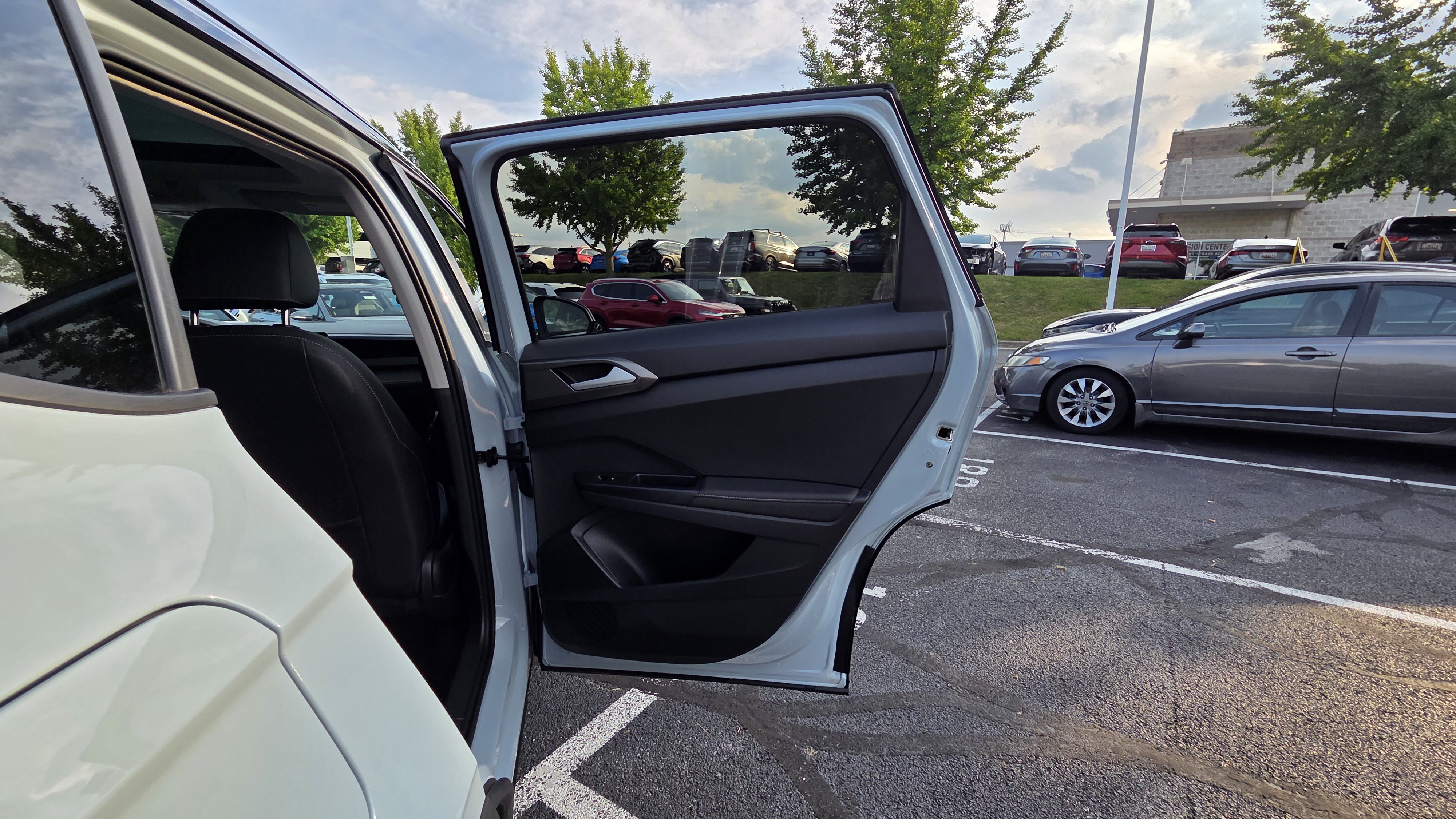 Certified 2025 Volkswagen Taos SE AWD/4WD image 36