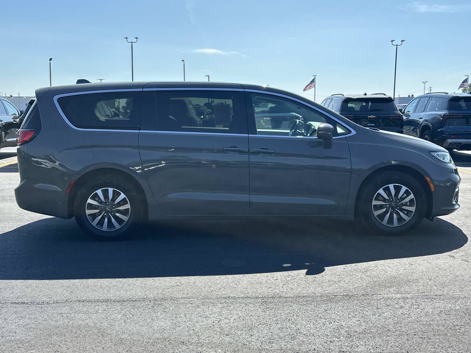 Used 2022 Chrysler Pacifica Touring-L FWD image 5