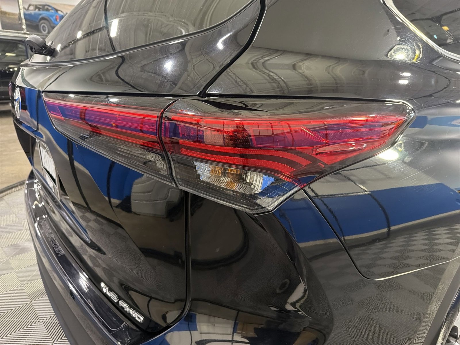 Used 2021 Toyota Highlander XLE AWD/4WD image 18