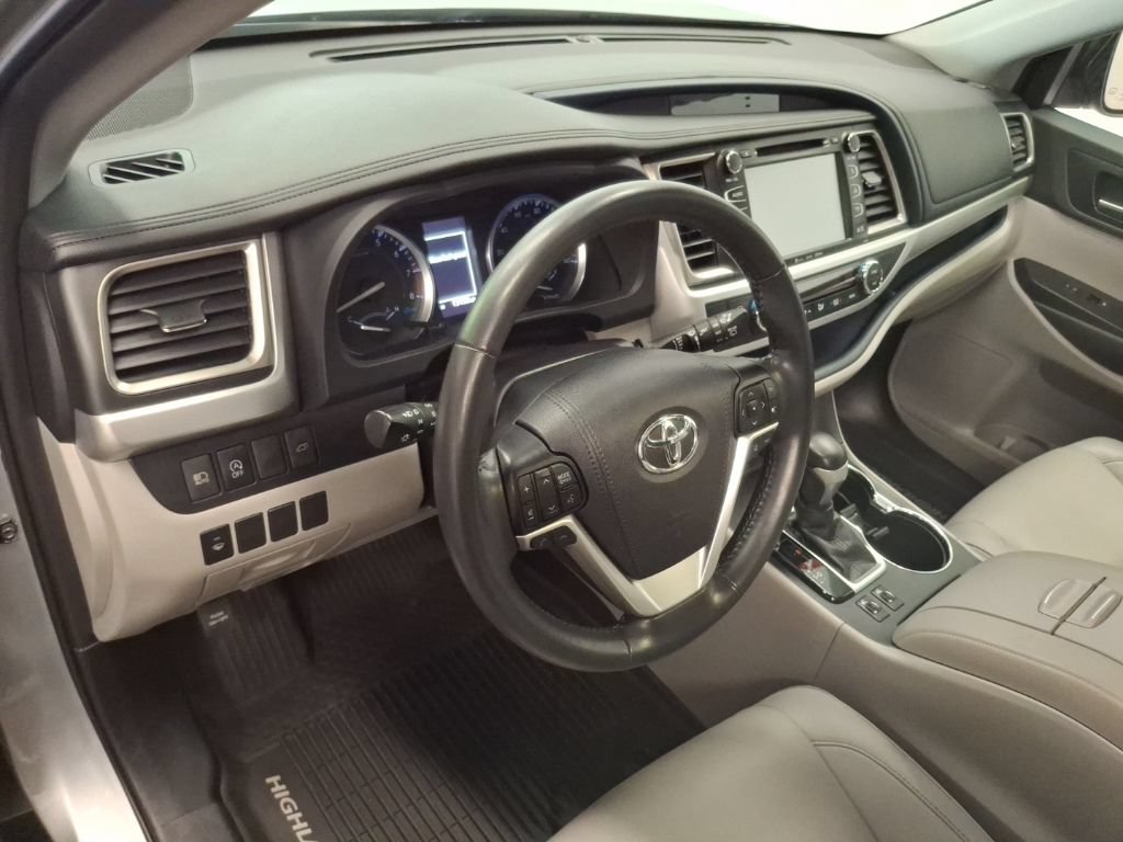 Used 2019 Toyota Highlander XLE AWD/4WD image 17
