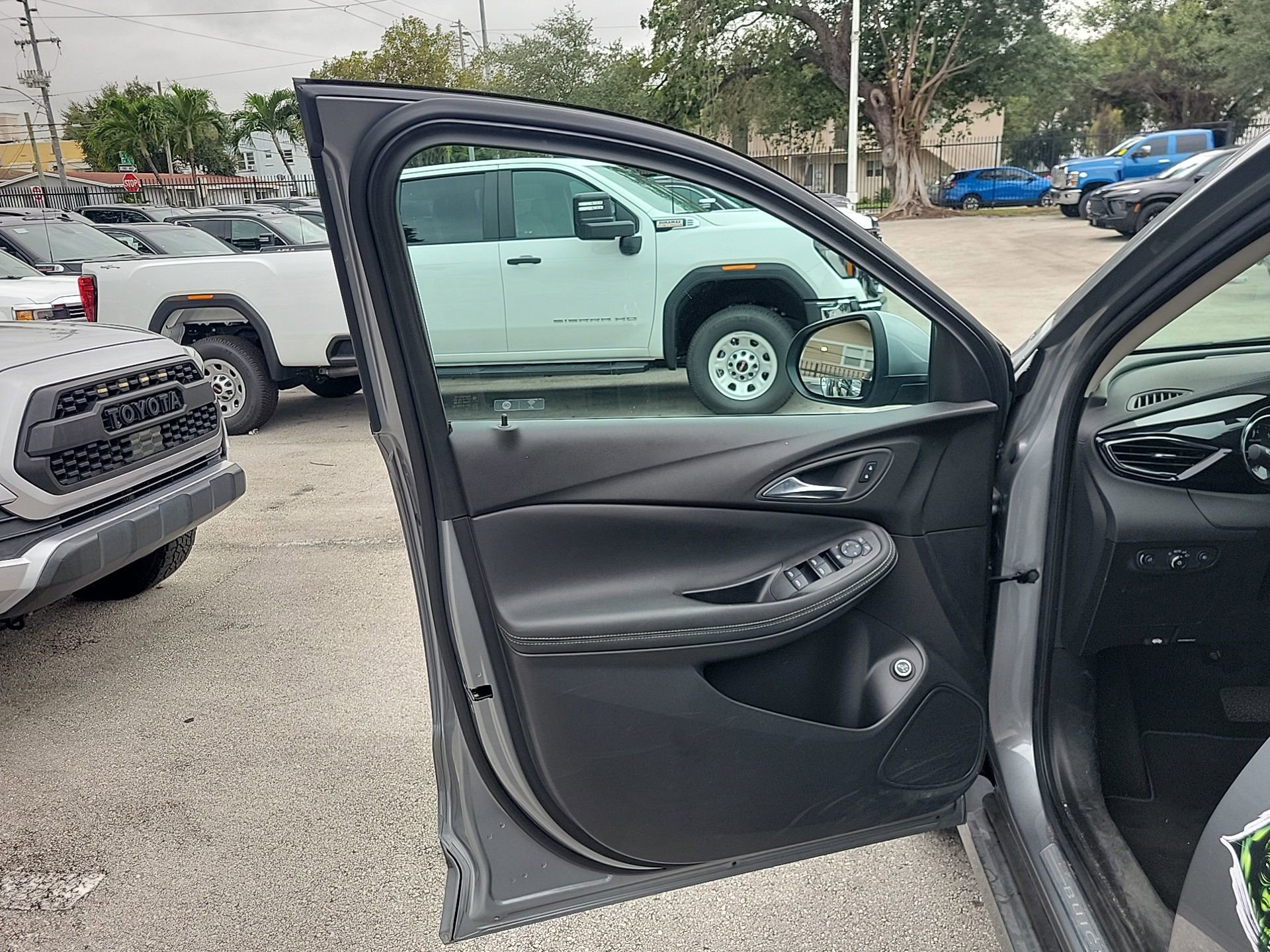 Used 2023 Buick Encore GX Select w/ Sport Touring Package image 24