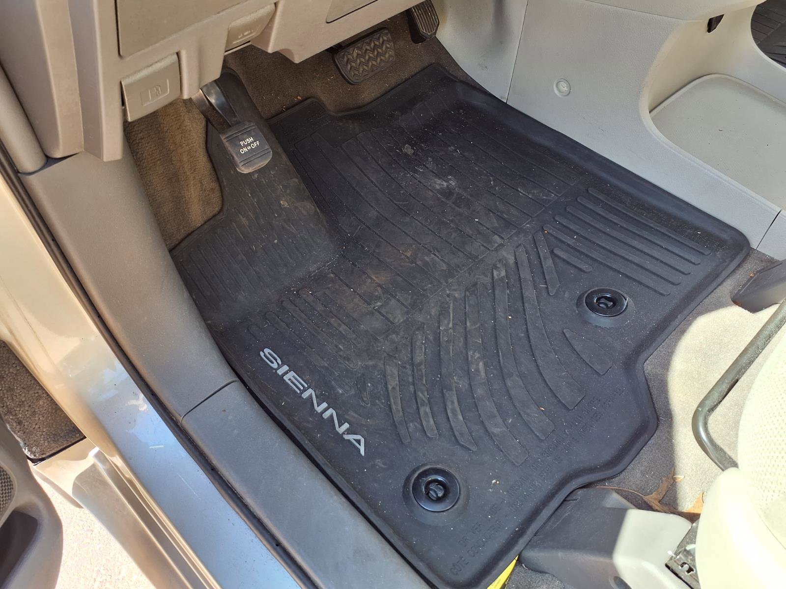 Used 2017 Toyota Sienna L FWD image 21