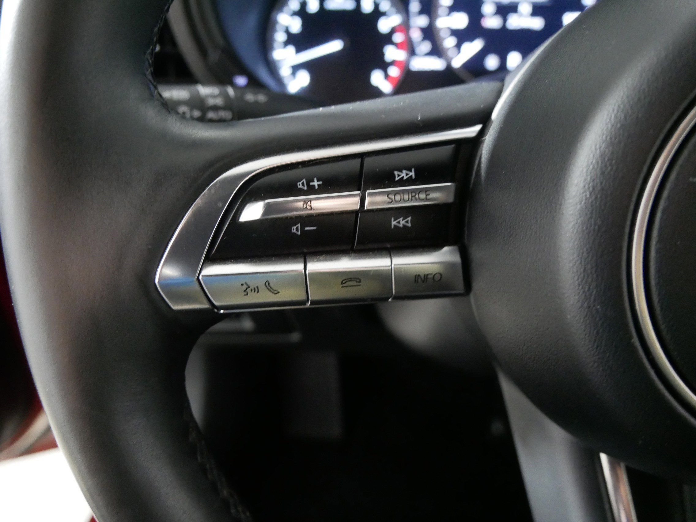 Used 2021 MAZDA MAZDA3 Hatchback w/Premium Plus Pkg image 27