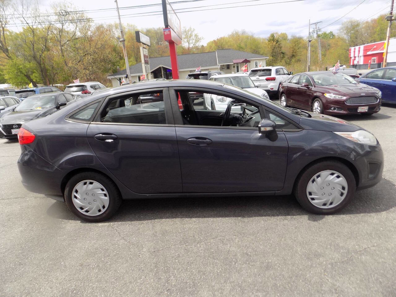 Used 2013 Ford Fiesta SE FWD image 2