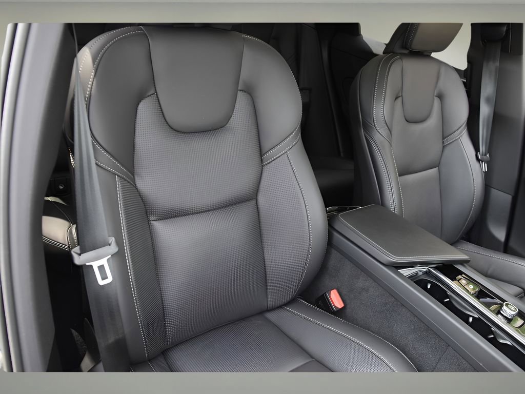 Certified 2025 Volvo XC60 B5 Ultra w/ Protection Package Premier image 31