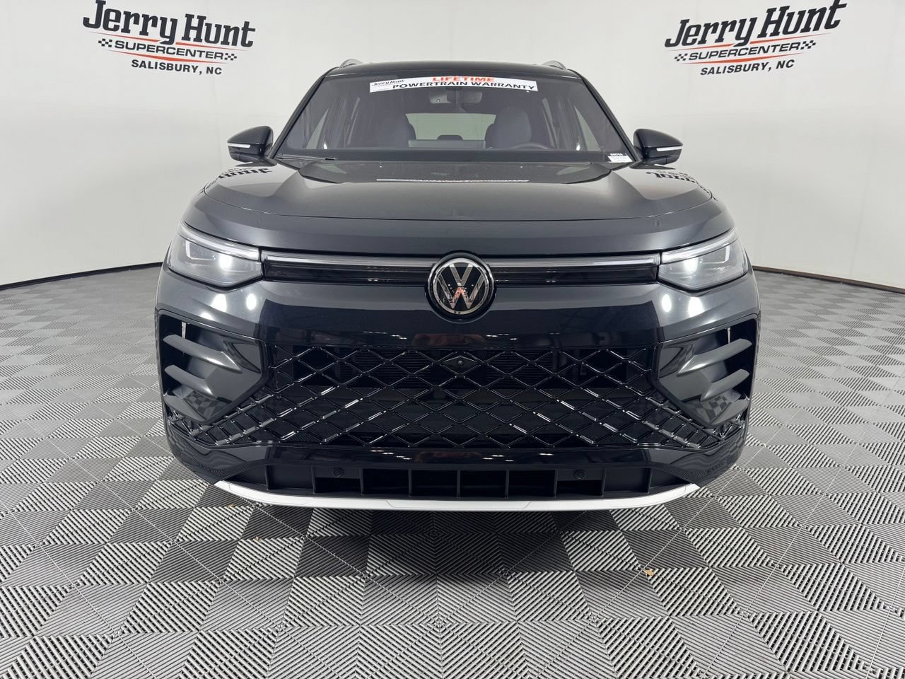 Used 2025 Volkswagen Tiguan SEL R-Line AWD/4WD image 4