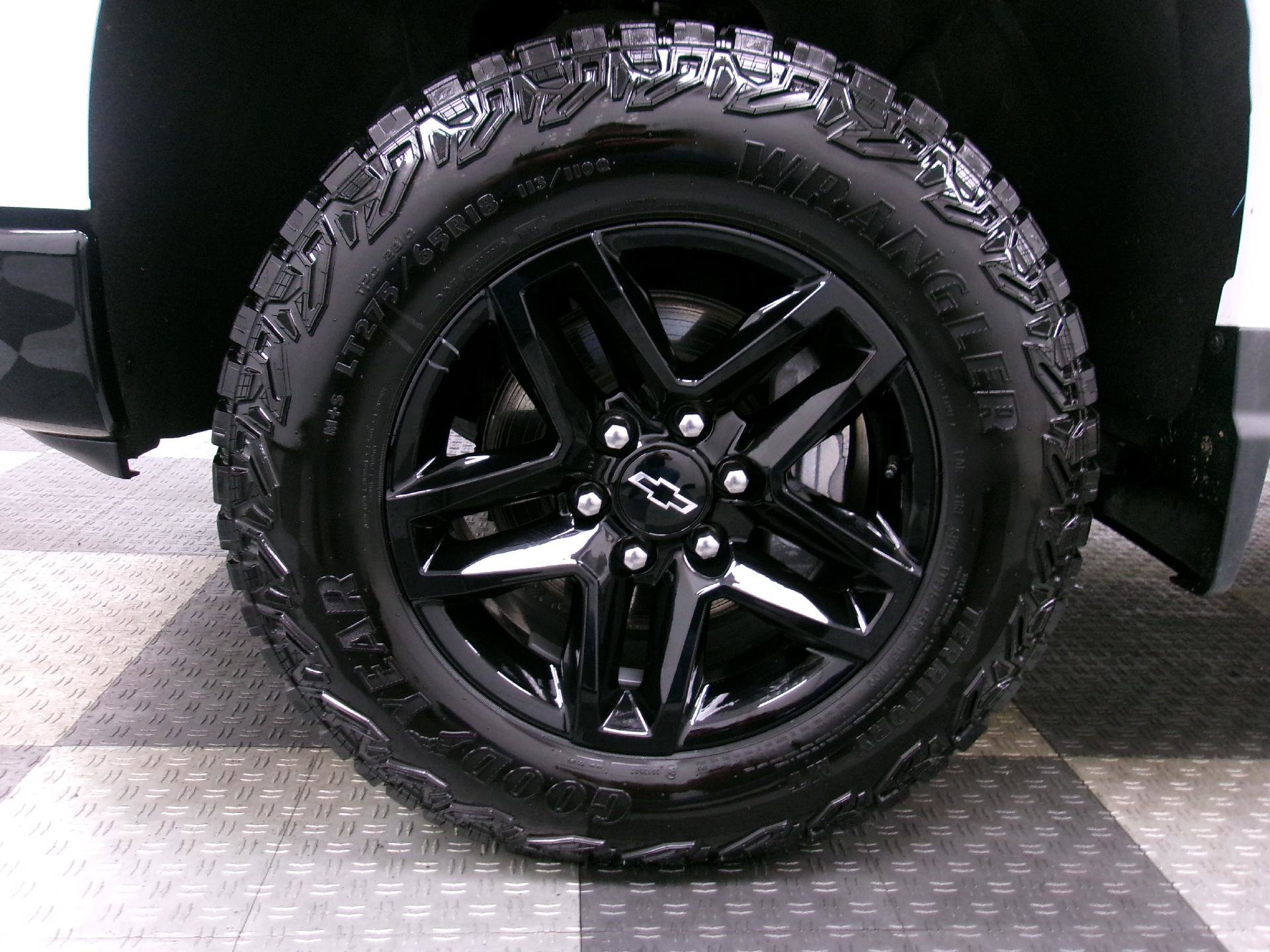 Used 2025 Chevrolet Silverado 1500 LT Trail Boss w/ Convenience Package II AWD/4WD image 16