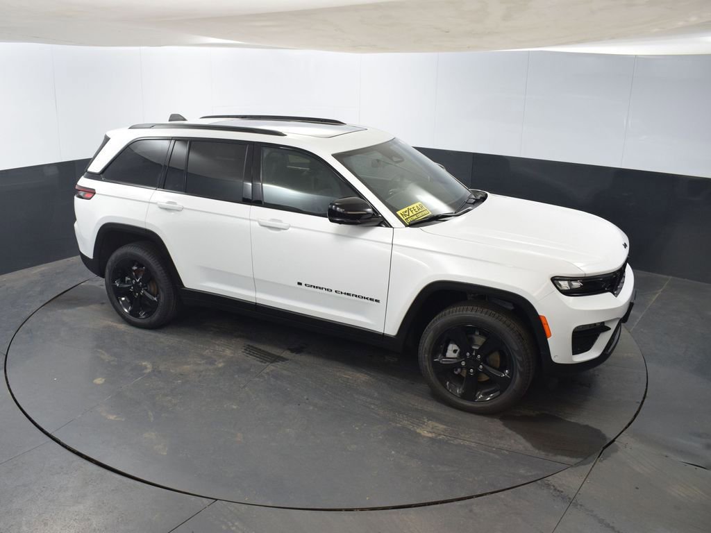 Used 2025 Jeep Grand Cherokee Limited w/ Luxury Tech Group II image 42