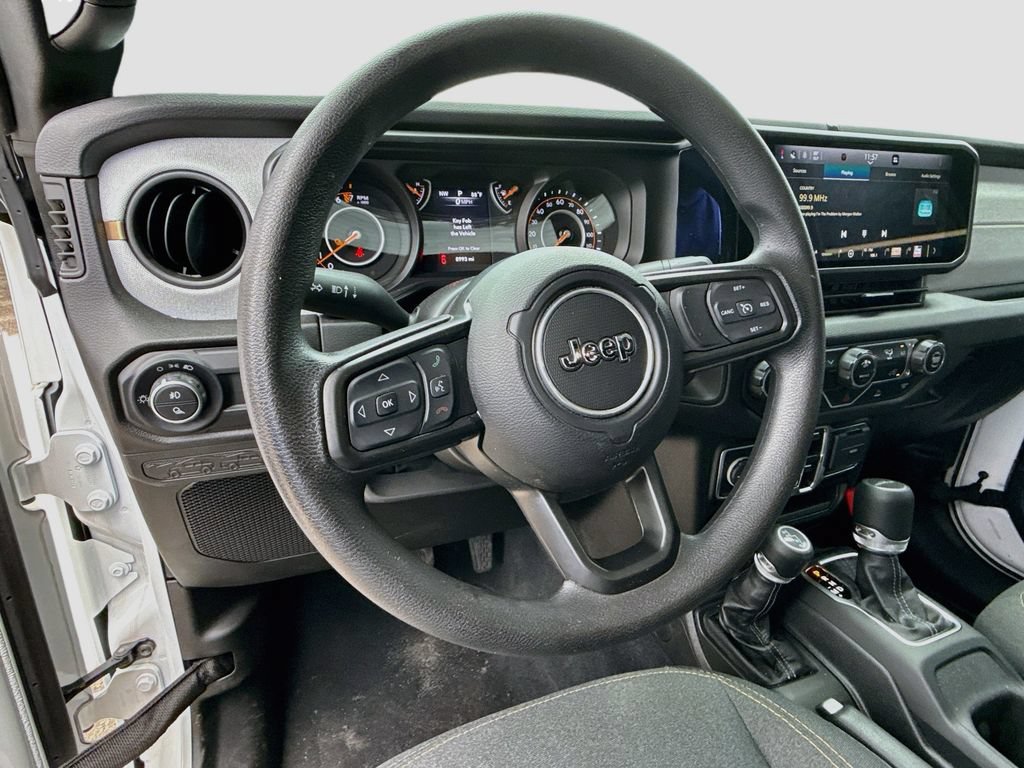 Used 2025 Jeep Gladiator Overland AWD/4WD image 12