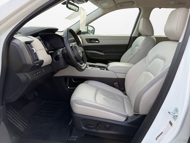Used 2023 Nissan Pathfinder SL w/ Lighting Package (N92) image 9