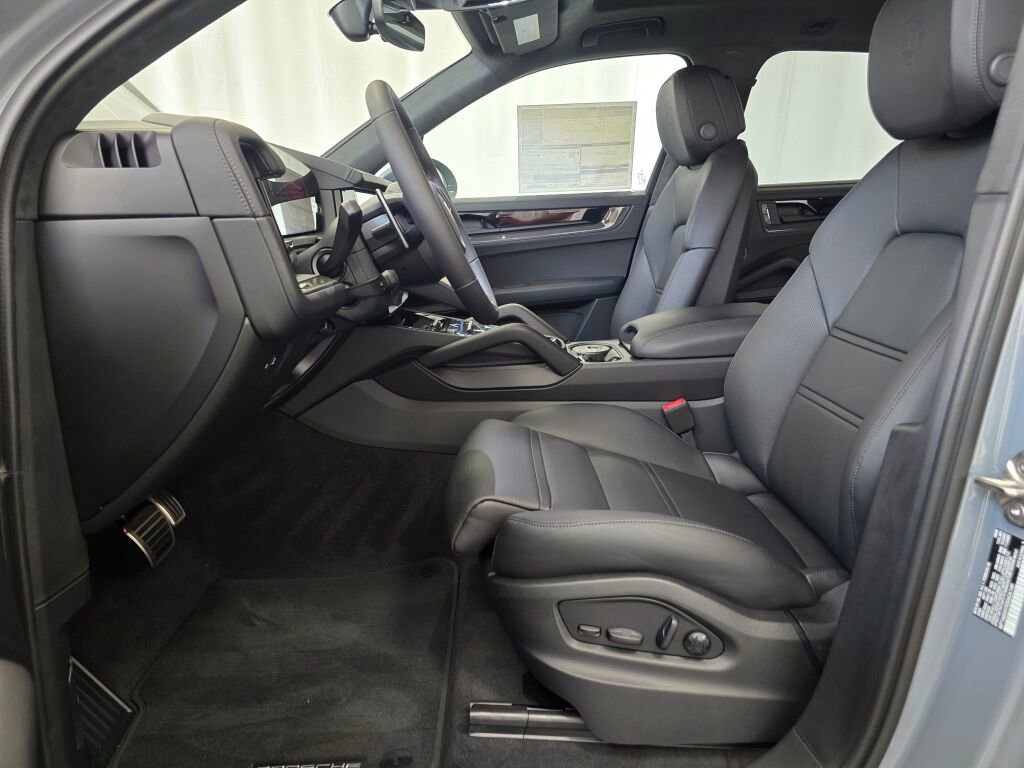 New 2025 Porsche Cayenne GTS image 15