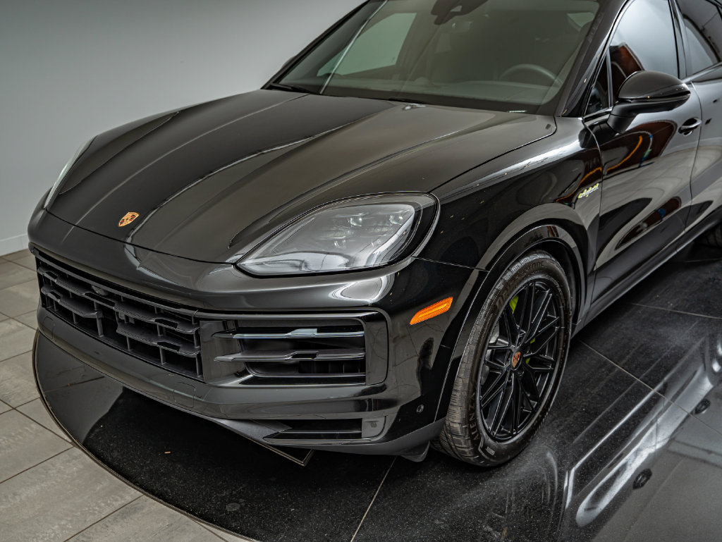Certified 2025 Porsche Cayenne E-Hybrid Coupe AWD/4WD image 16