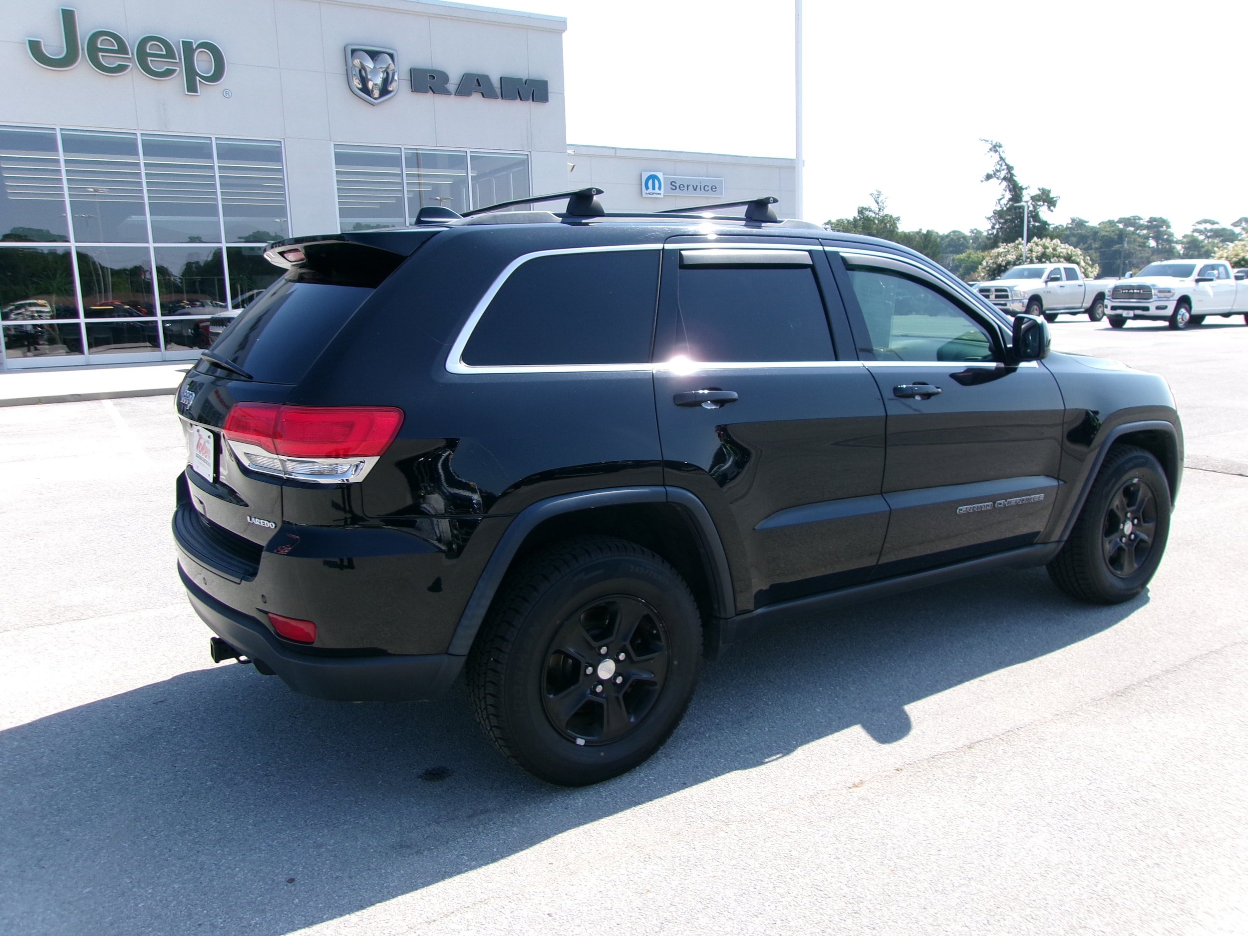 Used 2017 Jeep Grand Cherokee Laredo AWD/4WD image 3