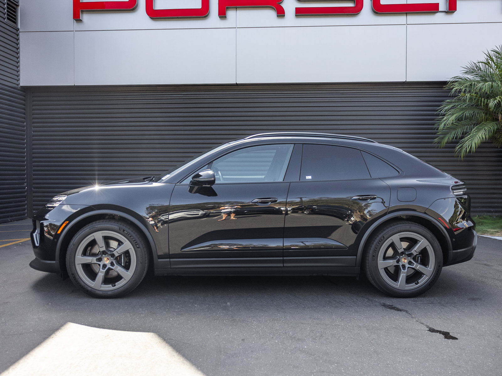 Certified 2025 Porsche Macan 4S Electric AWD/4WD image 2
