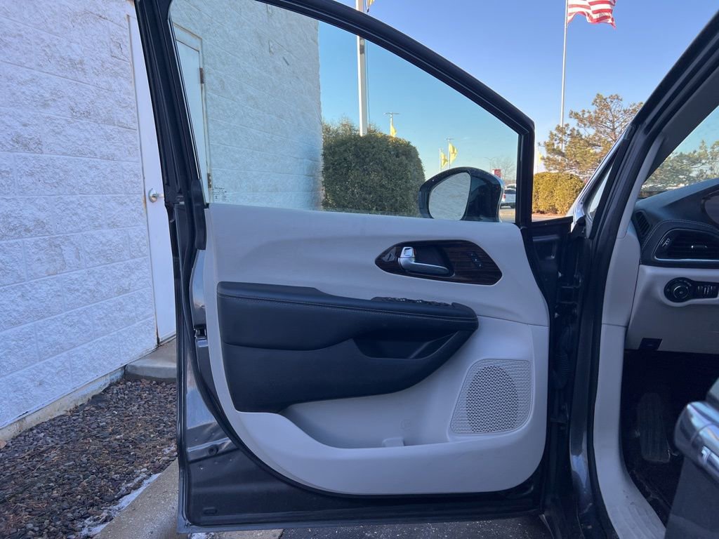 Used 2023 Chrysler Pacifica Limited image 7