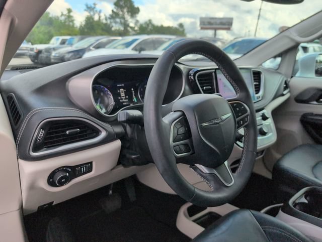 Used 2022 Chrysler Pacifica Touring-L AWD/4WD image 33