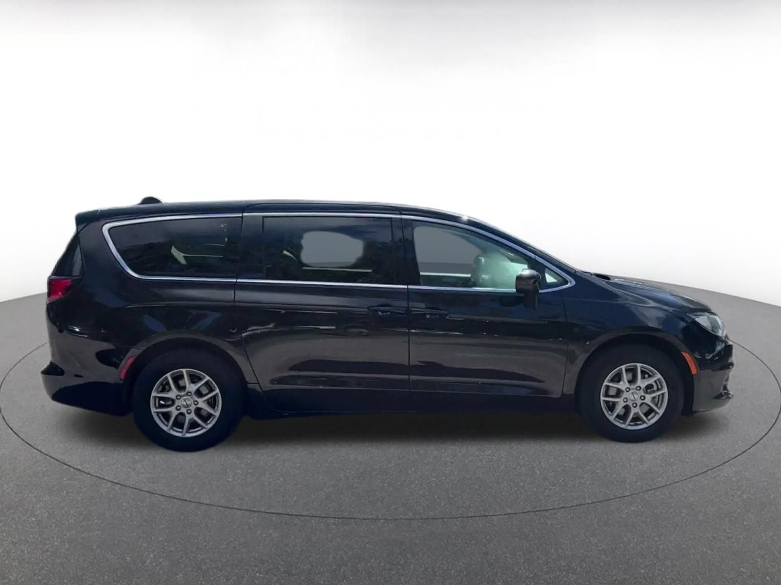 Used 2024 Chrysler Voyager LX FWD image 15