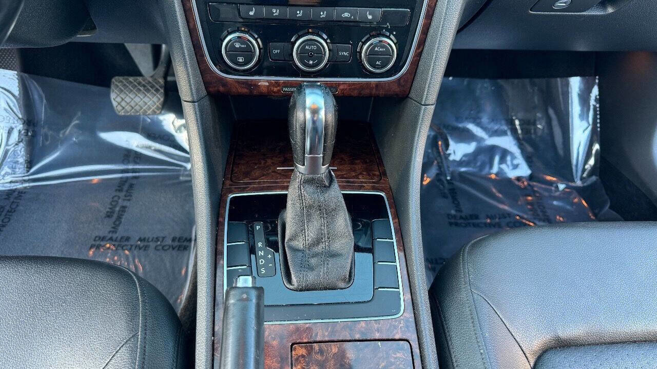 Used 2012 Volkswagen Passat 2.5 SEL Premium image 22