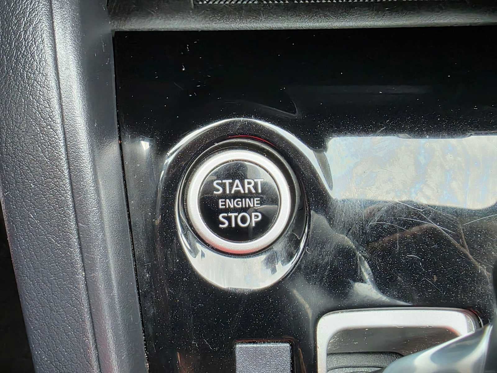 Used 2024 Nissan Versa SR FWD image 32