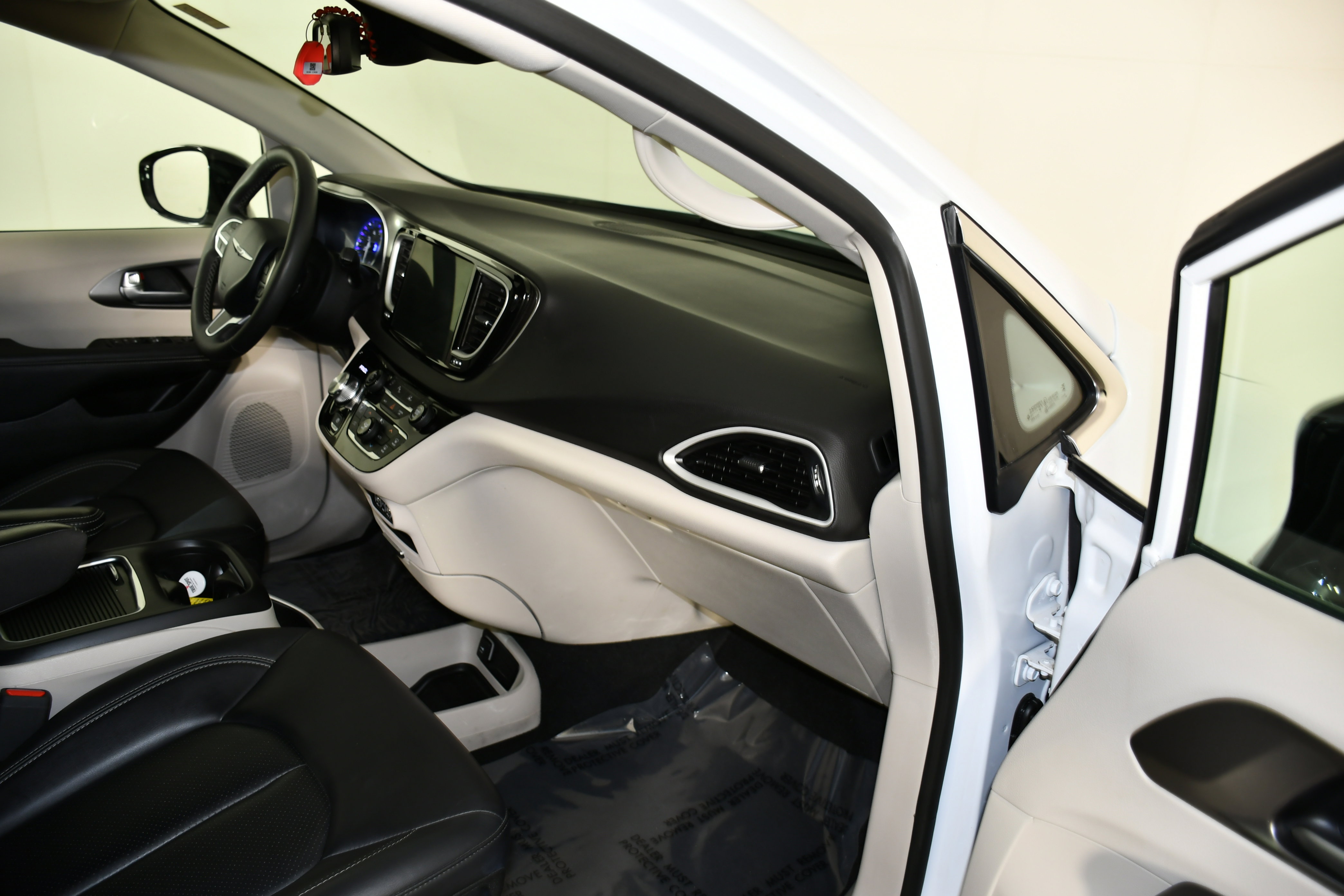 Used 2024 Chrysler Pacifica Touring-L image 40