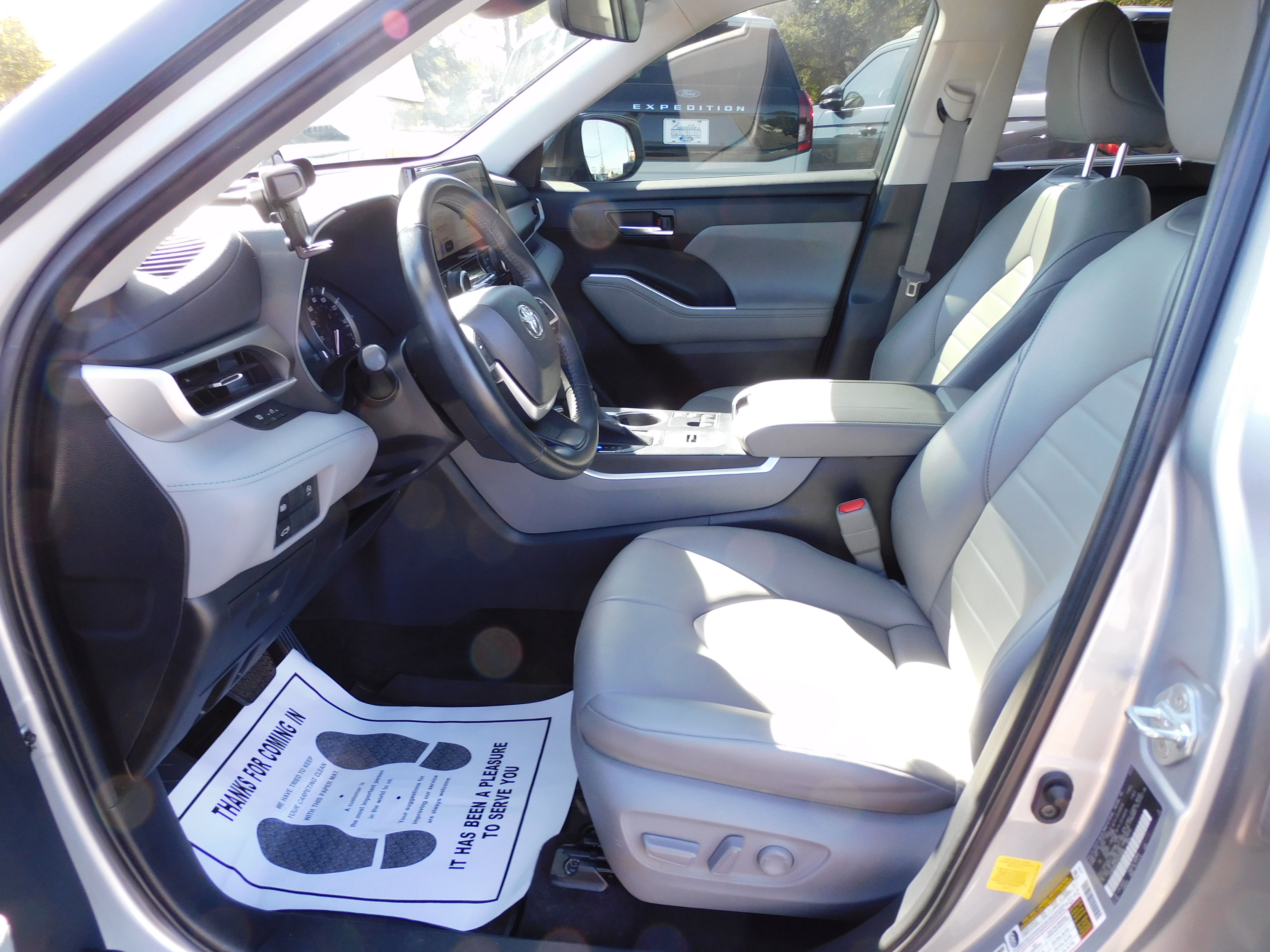 Used 2023 Toyota Highlander XLE image 10