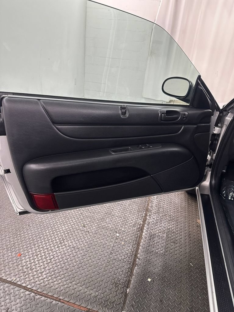 Used 2005 Chrysler Sebring GTC FWD image 8