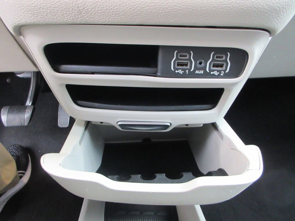 Used 2021 Chrysler Pacifica Touring-L image 32