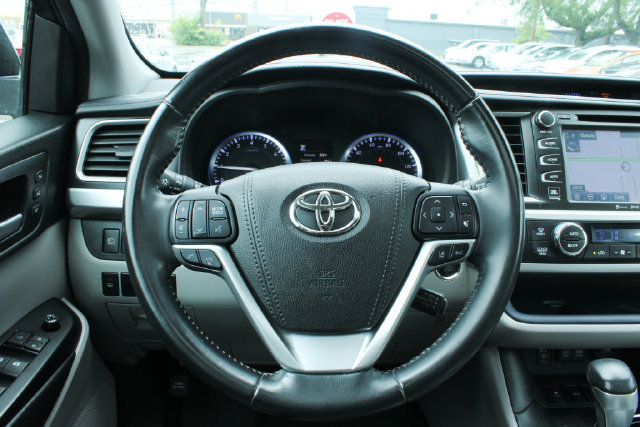 Used 2017 Toyota Highlander Limited AWD/4WD image 24