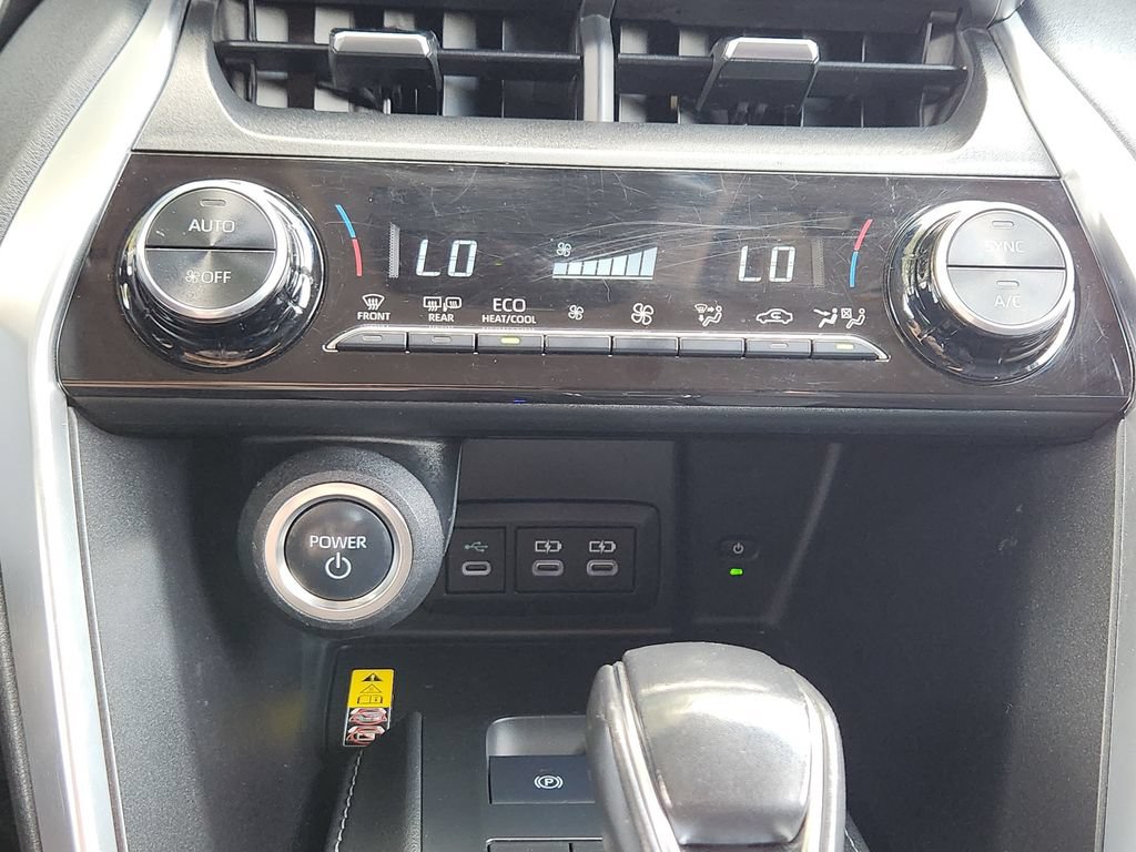 Used 2024 Toyota Venza LE AWD/4WD image 10