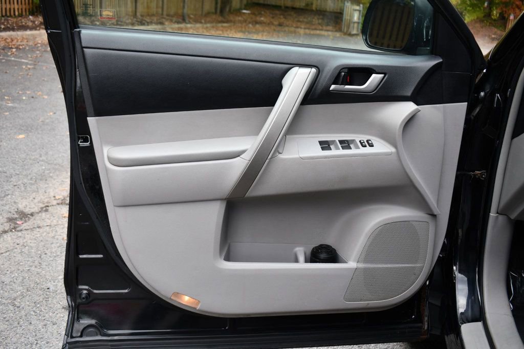 Used 2013 Toyota Highlander SE image 19