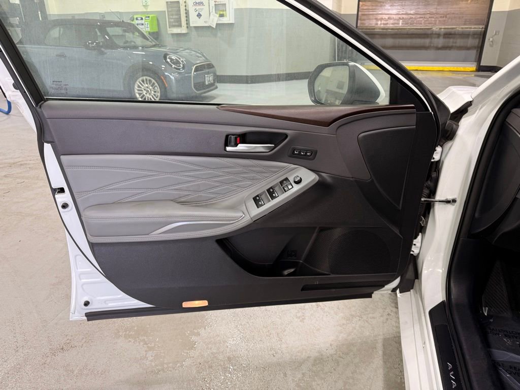 Used 2019 Toyota Avalon Limited w/ All Weather Liner Package FWD image 10