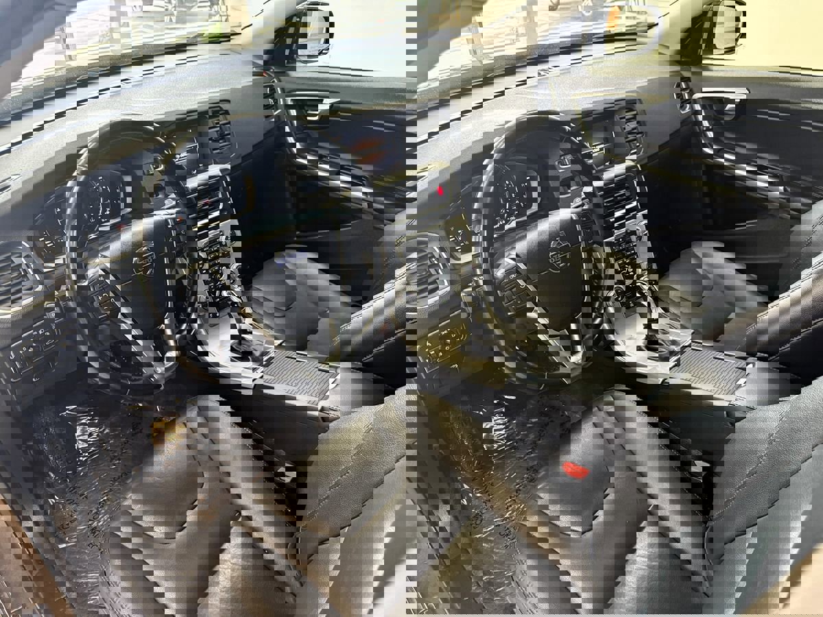 Used 2018 Volvo V60 T5 Cross Country w/ Convenience Package image 16