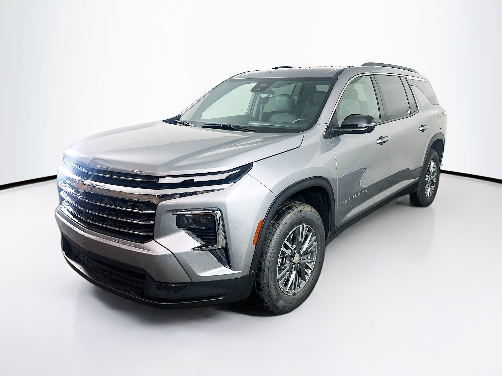 Used 2025 Chevrolet Traverse LT FWD image 3