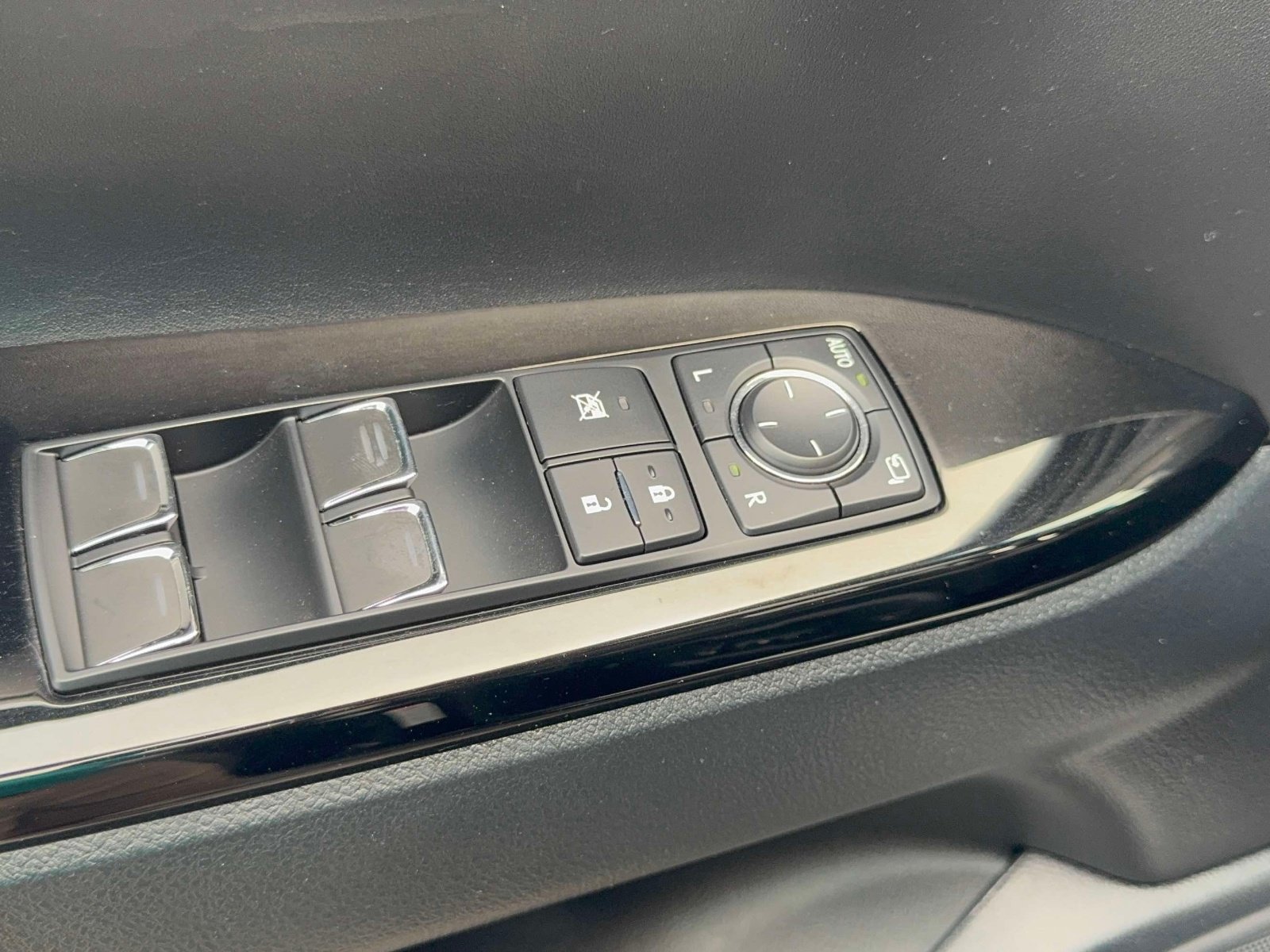 Used 2019 Lexus LX 570 4WD w/ Luxury Package image 18
