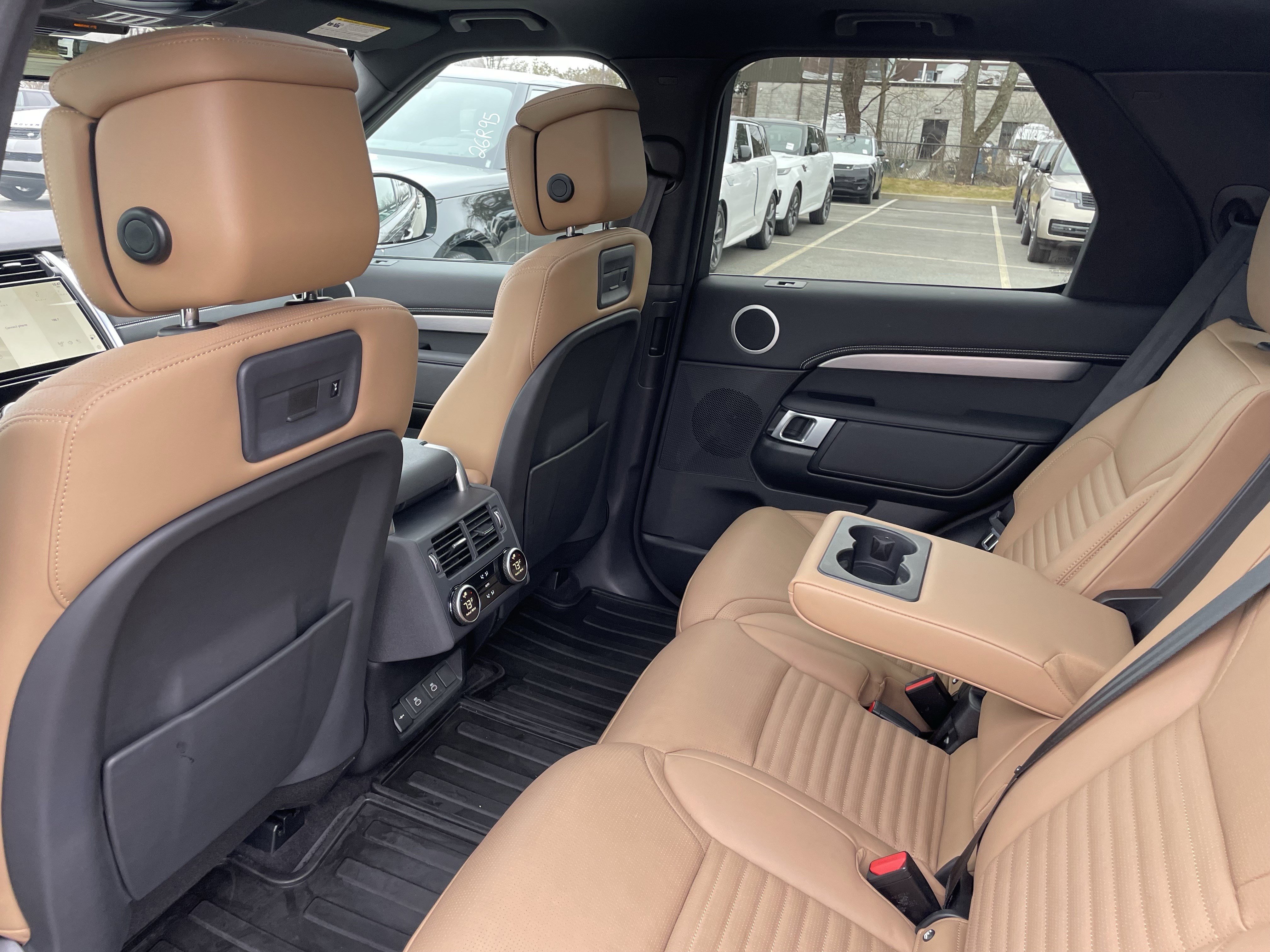 Certified 2024 Land Rover Discovery Dynamic SE image 30