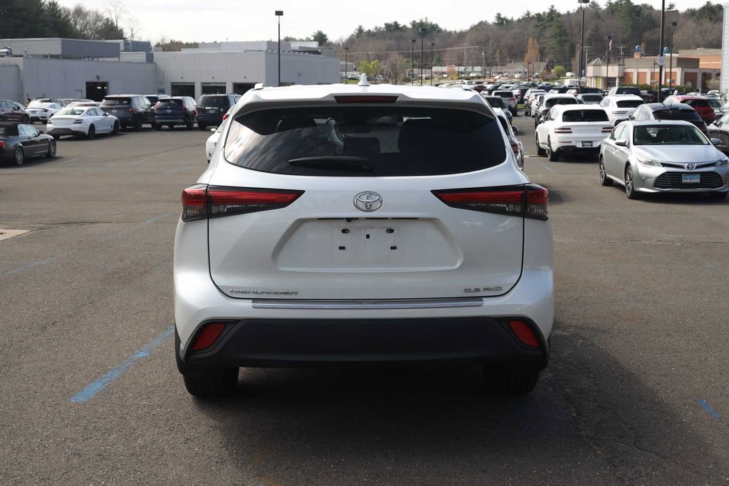 Used 2022 Toyota Highlander XLE image 6