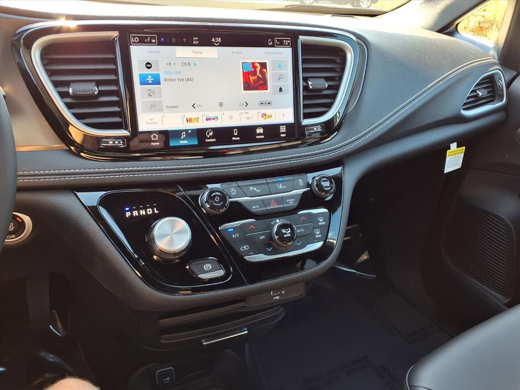 New 2026 Chrysler Pacifica Select image 5