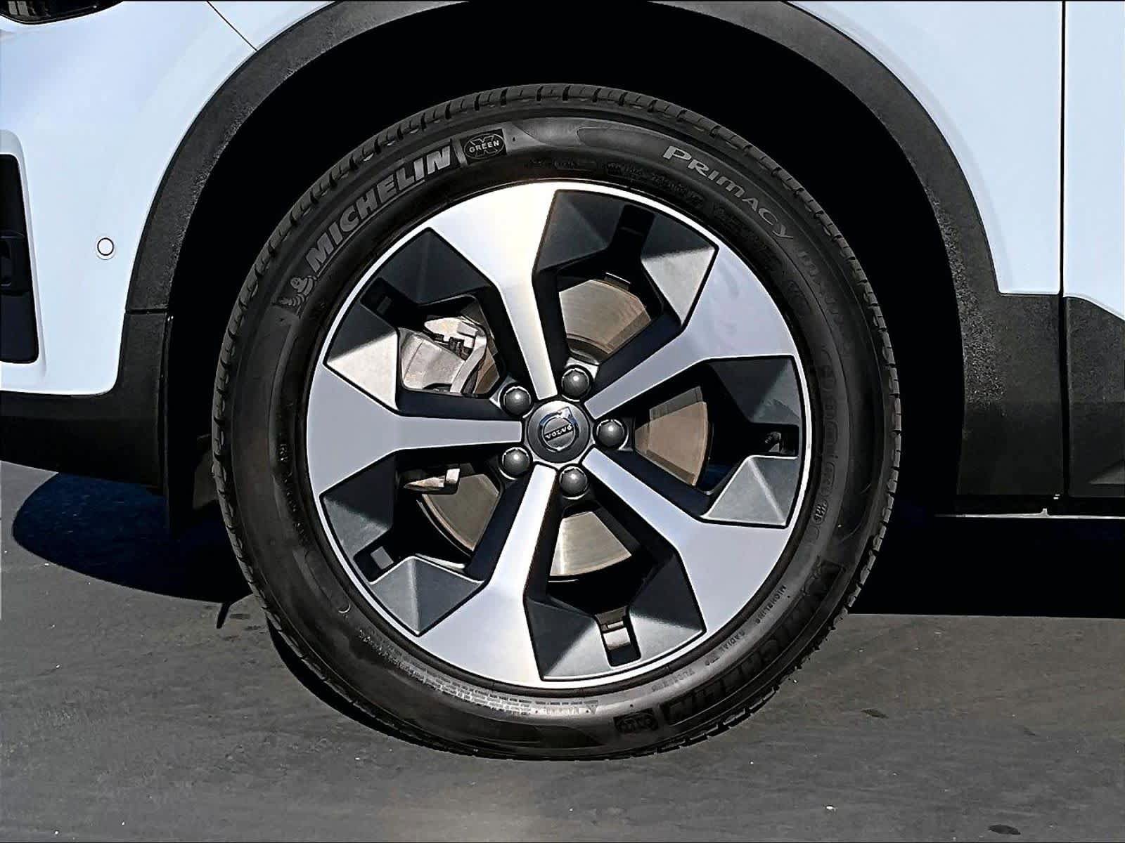 Used 2025 Volvo XC40 B5 Plus image 11